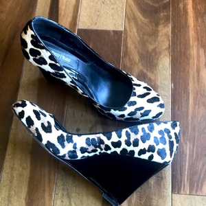 White‎ House Black Market Willow Calf Hair Wedges 8.5M EUC